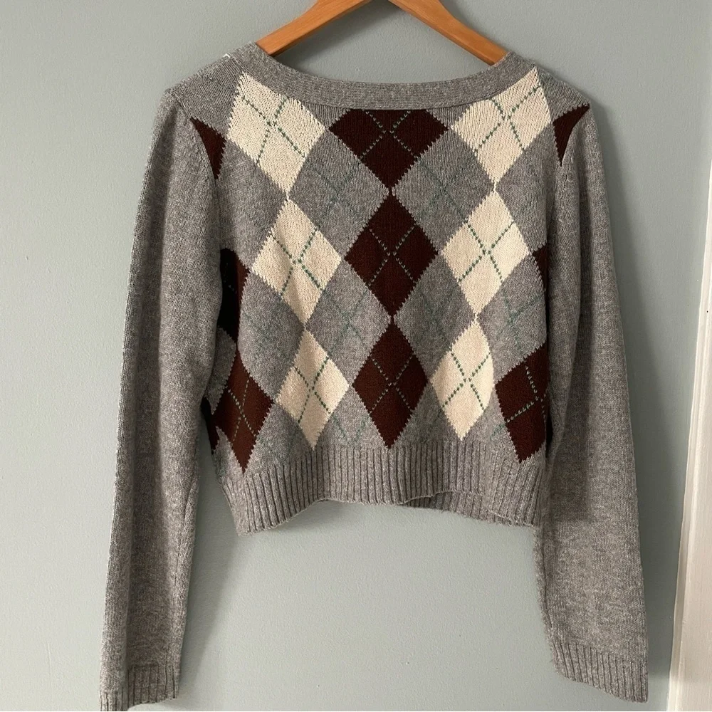 American Eagle Cropped Sweater
Womens M Gray Argyle
Academia Button Up - Picture 4 of 7